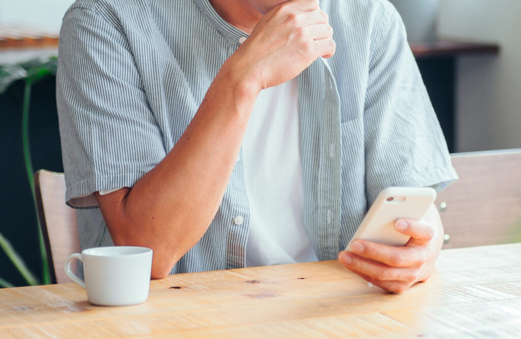 プロポーズで渡す指輪を探して悩んでいる男性。